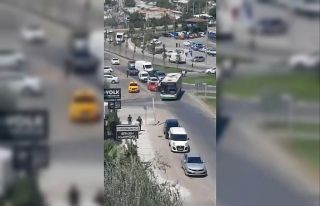 Otobüs ile otomobil şoförü yolu paylaşamadı