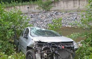 Otomobil Ağasar Deresine uçtu: 4 yaralı