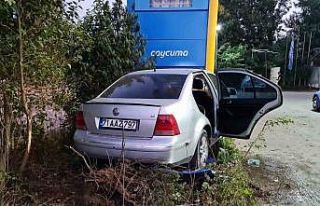 Otomobil akaryakıt istasyonun panosuna çarptı