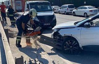 Otomobil bariyerlere ok gibi saplandı:1 yaralı