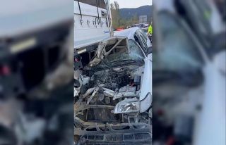 Otomobil çarptığı tırın dorsesine ok gibi saplandı:...