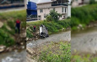 Otomobil dereye uçtu: 2 yaralı