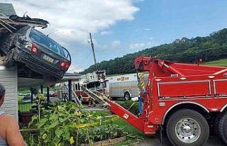 Otomobil evin ikinci katına saplandı