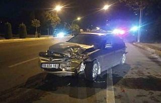 Otomobil, hafif ticari araca çarptı: 1 yaralı