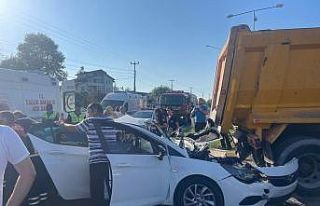 Otomobil hafriyat kamyonuna saplandı: 6 yaralı