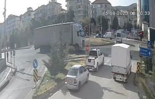 Otomobil ile hafif ticari aracın çarpıştığı...