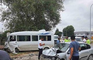 Otomobil ile minibüs çarpıştı : 4 yaralı