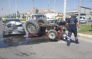 Otomobil ile traktör çarpıştı: 2 yaralı