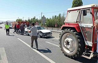 Otomobil ile traktörün çarpışması sonucu 3 kişi...