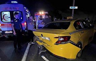Otomobil ticari taksiye çarpıp kaçtı: 1 ağır...