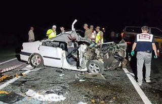 Otomobil traktöre çarptı: 1 ölü, 3 yaralı