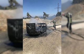 Otomobil yanarak kullanılmaz hale geldi