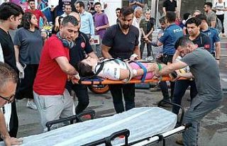 Otomobile çarpan motosiklet yola savruldu: 2 yaralı