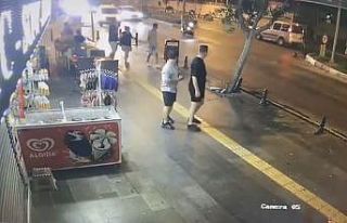 Otomobilin altında kalmaktan kıl payı kurtuldu