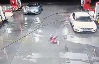 Otomobilin çarptığı akaryakıt istasyonunda çalışan...
