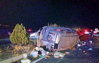 Otomobilin çarptığı ticari araç takla atarak...