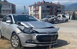 Otomobilin toprak yığınına çarpma anları kamerada