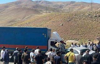 Otomobille kamyonet çarpıştı: 2 ölü, 2 yaralı