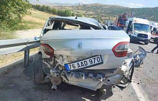 Otomobille minibüs çarpıştı: 5 yaralı