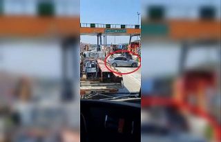 Otoyolda gişe değiştiren otomobil trafiği tehlikeye...