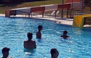 Özel bireyler su parkında serinledi
