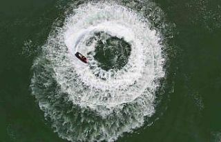 (Özel) Mavi bayraklı plajda jet skili tatbikat