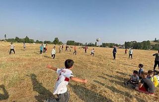 (ÖZEL) Miniklerin tek istediği köylerine halı...