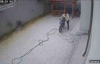 (Özel) Şafak vakti motosiklet hırsızlığı kamerada