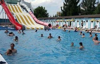 (ÖZEL) Sıcaktan bunalan vatandaşlar termal havuzlara...