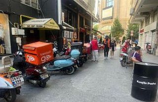 Park edilen kurye motosikletleri sokağı kapatıyor