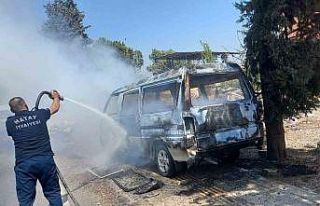 Park halindeki minibüs alev alev yandı