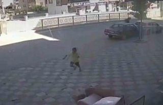 Park halindeki otomobile binen çocuk el frenini indirdi,...