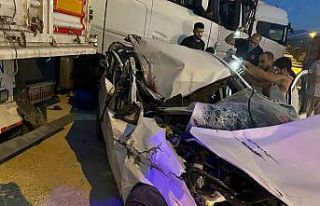 Park halindeki tıra çarpan otomobil hurdaya döndü:...