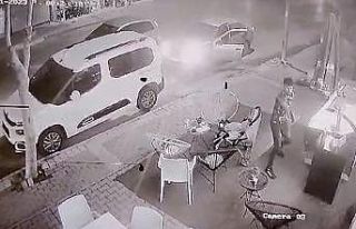 Pastanede dehşet anları: Kovaladığı kişiyi tabancayla...