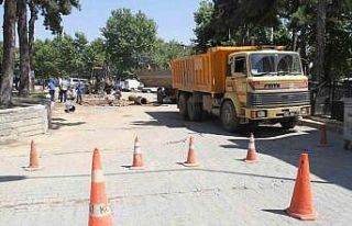 Patlayan su borusunun açtığı çukura otomobil...