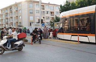Pazar alışverişinden dönen kadına tramvay çarptı