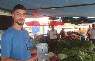 Pazarda çalışırken tezgah arkasında aldığı...
