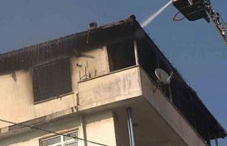 Pendik’te binanın çatı katı alev alev yandı