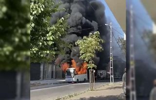 Pendik’te minibüs alev alev yandı