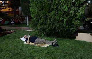 Peş peşe üç depremle sarsılan Malatyalılar park...
