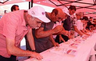 Pişmaniye yeme yarışması renkli görüntülere...