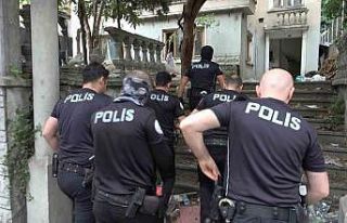 Polis ekiplerinden terk edilmiş evlere baskın...Şüpheliler...