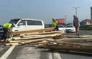 Polisler yola savrulan keresteleri taşıdı