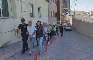 Polisten kaçarken kaza yapan uyuşturucu tacirleri...