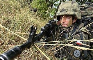 Polonya, Belarus sınırına gönderdiği asker sayısını...