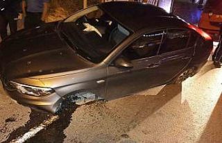 Refüje çarpan aracın lastikleri koptu