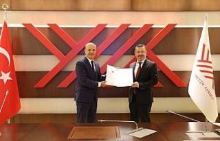 Rektör Kırışık mazbatasını aldı