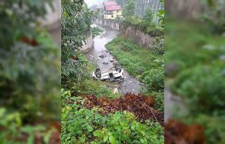 Rize’de araç dereye yuvarlandı: 2 yaralı