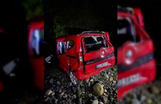 Rize’de hafif ticari araç dereye yuvarlandı: 2...