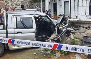 Rize’de kamyonet duvara çarptı: 2 yaralı